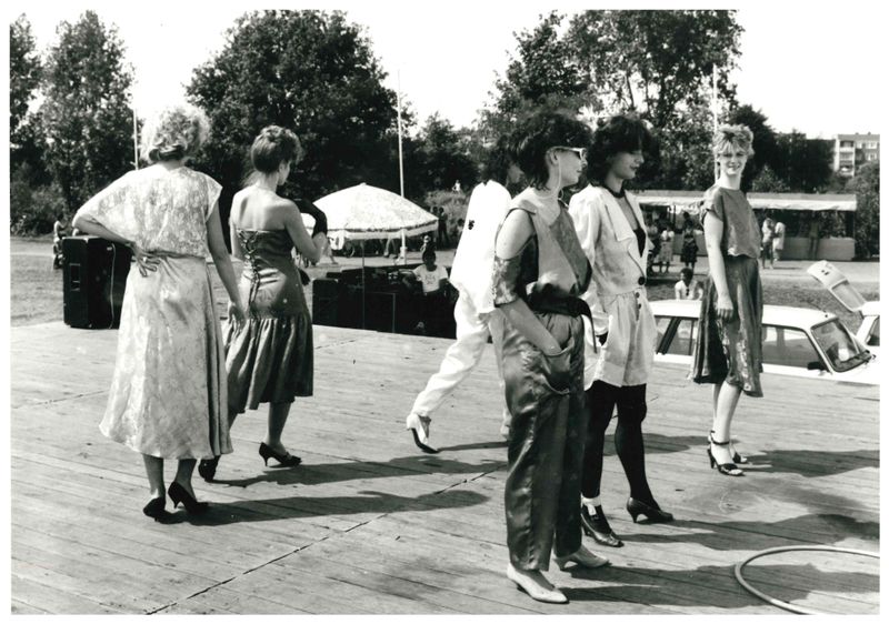 Junge Frauen bei einer Modenschau in der DDR